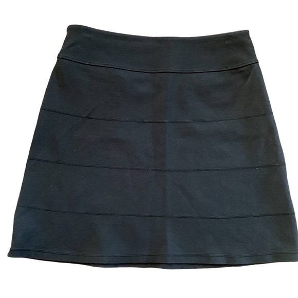 Athleta Strata Black Skirt Stretch Ponte Knit Zipper Pockets Size Small - Picture 4 of 7